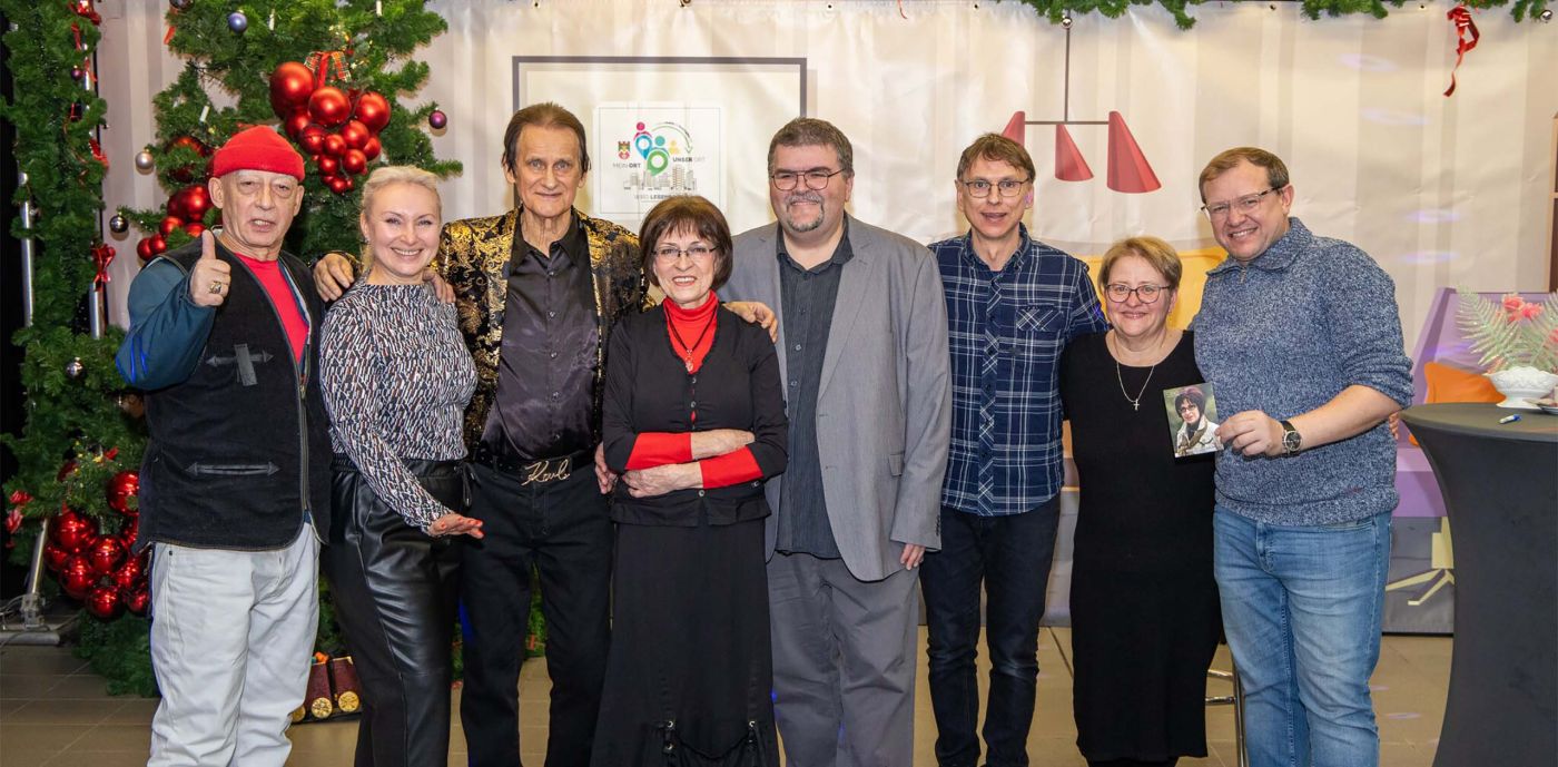 Bild von Ingrid Raack mit mit Moderator Karl-Heinz Wendorff und dem Wir gemeinsam Team bei Musik ist mein Leben im Tal-Center Marzahn